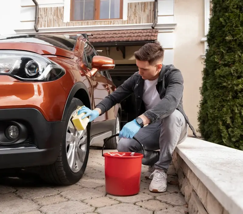 Lavage auto à domicile Entrechaux : professionnel intervenant sur un véhicule